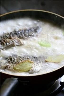 豆芽鲫鱼汤怎么做，豆芽鲫鱼汤怎么做好吃，豆芽鲫鱼汤做法