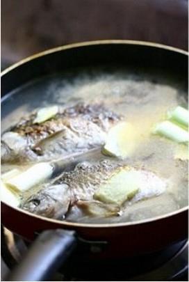 豆芽鲫鱼汤怎么做，豆芽鲫鱼汤怎么做好吃，豆芽鲫鱼汤做法