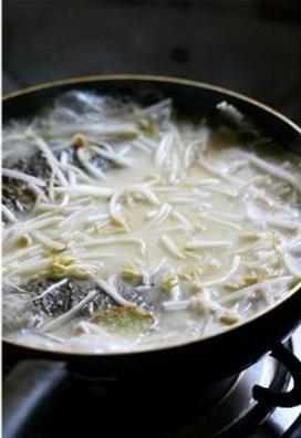 豆芽鲫鱼汤怎么做，豆芽鲫鱼汤怎么做好吃，豆芽鲫鱼汤做法