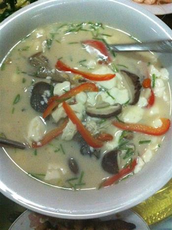 家常嫩豆腐鱼头汤怎么做，家常嫩豆腐鱼头汤怎么做好吃，家常嫩豆腐鱼头汤做法
