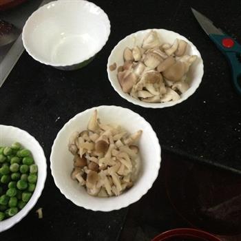 青豆菌菇鲜虾汤怎么做，青豆菌菇鲜虾汤怎么做好吃，青豆菌菇鲜虾汤做法
