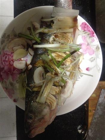 清蒸蘑菇鲈鱼怎么做，清蒸蘑菇鲈鱼怎么做好吃，清蒸蘑菇鲈鱼做法