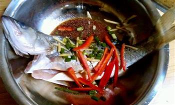 柠檬清蒸鲈鱼怎么做，柠檬清蒸鲈鱼怎么做好吃，柠檬清蒸鲈鱼做法