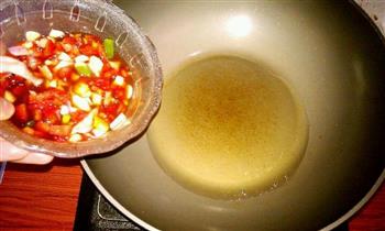 柠檬清蒸鲈鱼怎么做，柠檬清蒸鲈鱼怎么做好吃，柠檬清蒸鲈鱼做法