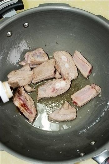 鱿鱼焖排骨怎么做，鱿鱼焖排骨怎么做好吃，鱿鱼焖排骨做法