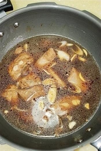 鱿鱼焖排骨怎么做，鱿鱼焖排骨怎么做好吃，鱿鱼焖排骨做法