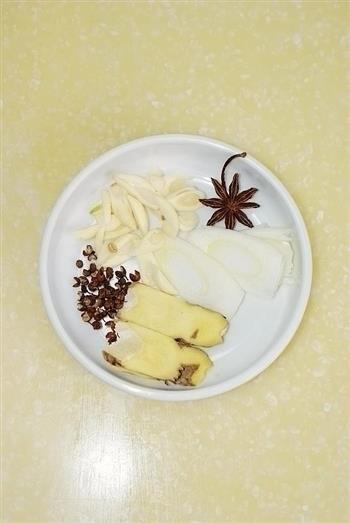 鱿鱼焖排骨怎么做，鱿鱼焖排骨怎么做好吃，鱿鱼焖排骨做法