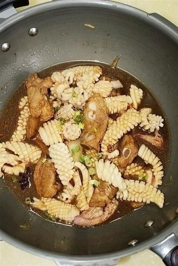 鱿鱼焖排骨怎么做，鱿鱼焖排骨怎么做好吃，鱿鱼焖排骨做法