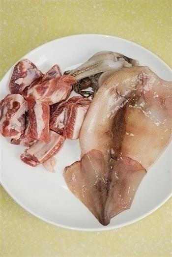 鱿鱼焖排骨怎么做，鱿鱼焖排骨怎么做好吃，鱿鱼焖排骨做法
