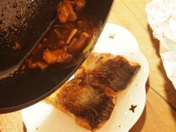 味道层次丰富的焦糖大蒜烤鱼怎么做，味道层次丰富的焦糖大蒜烤鱼怎么做好吃，味道层次丰富的焦糖大蒜烤鱼做法