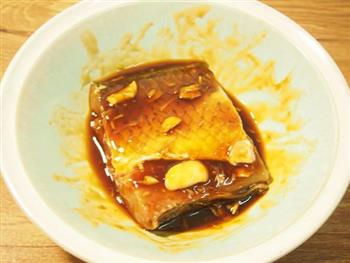 味道层次丰富的焦糖大蒜烤鱼怎么做，味道层次丰富的焦糖大蒜烤鱼怎么做好吃，味道层次丰富的焦糖大蒜烤鱼做法