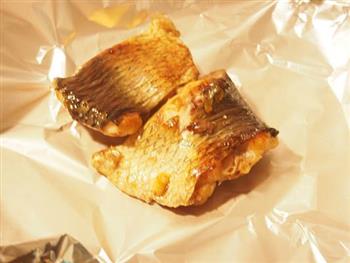 味道层次丰富的焦糖大蒜烤鱼怎么做，味道层次丰富的焦糖大蒜烤鱼怎么做好吃，味道层次丰富的焦糖大蒜烤鱼做法