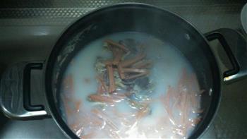 咸肉河蚌滚豆腐怎么做，咸肉河蚌滚豆腐怎么做好吃，咸肉河蚌滚豆腐做法