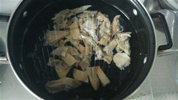 咸肉河蚌滚豆腐怎么做，咸肉河蚌滚豆腐怎么做好吃，咸肉河蚌滚豆腐做法