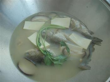 香菇豆腐鲫鱼汤-冬季暖身怎么做，香菇豆腐鲫鱼汤-冬季暖身怎么做好吃，香菇豆腐鲫鱼汤-冬季暖身做法
