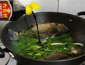 葱香榨菜肉糜嵌鲫鱼-乌江榨菜怎么做，葱香榨菜肉糜嵌鲫鱼-乌江榨菜怎么做好吃，葱香榨菜肉糜嵌鲫鱼-乌江榨菜做法