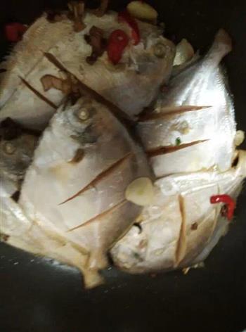 酱烧银鲳鱼怎么做，酱烧银鲳鱼怎么做好吃，酱烧银鲳鱼做法