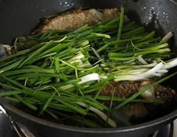 葱香榨菜肉糜嵌鲫鱼-乌江榨菜怎么做，葱香榨菜肉糜嵌鲫鱼-乌江榨菜怎么做好吃，葱香榨菜肉糜嵌鲫鱼-乌江榨菜做法