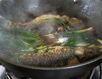 葱香榨菜肉糜嵌鲫鱼-乌江榨菜怎么做，葱香榨菜肉糜嵌鲫鱼-乌江榨菜怎么做好吃，葱香榨菜肉糜嵌鲫鱼-乌江榨菜做法