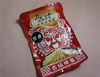 葱香榨菜肉糜嵌鲫鱼-乌江榨菜怎么做，葱香榨菜肉糜嵌鲫鱼-乌江榨菜怎么做好吃，葱香榨菜肉糜嵌鲫鱼-乌江榨菜做法