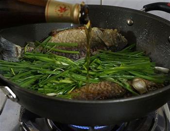 葱香榨菜肉糜嵌鲫鱼-乌江榨菜怎么做，葱香榨菜肉糜嵌鲫鱼-乌江榨菜怎么做好吃，葱香榨菜肉糜嵌鲫鱼-乌江榨菜做法