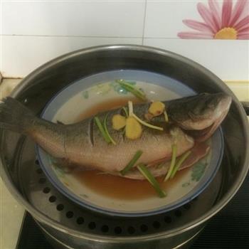剁椒蒜蓉蒸鲈鱼怎么做，剁椒蒜蓉蒸鲈鱼怎么做好吃，剁椒蒜蓉蒸鲈鱼做法