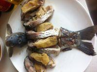 咸鸡蒸鲫鱼怎么做，咸鸡蒸鲫鱼怎么做好吃，咸鸡蒸鲫鱼做法