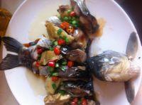 咸鸡蒸鲫鱼怎么做，咸鸡蒸鲫鱼怎么做好吃，咸鸡蒸鲫鱼做法