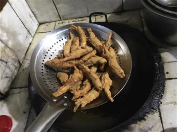 侗寨美味-酥炸小鱼怎么做，侗寨美味-酥炸小鱼怎么做好吃，侗寨美味-酥炸小鱼做法