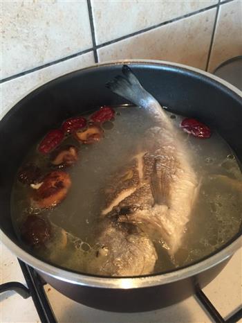 黄花菜豆腐鱼汤怎么做，黄花菜豆腐鱼汤怎么做好吃，黄花菜豆腐鱼汤做法