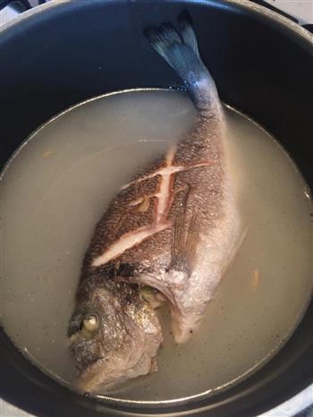 黄花菜豆腐鱼汤怎么做，黄花菜豆腐鱼汤怎么做好吃，黄花菜豆腐鱼汤做法