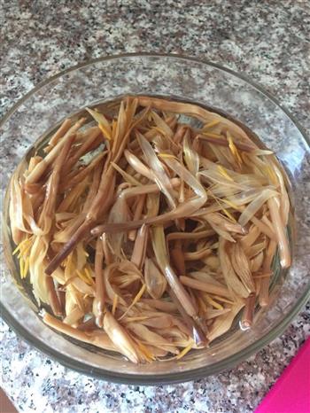 黄花菜豆腐鱼汤怎么做，黄花菜豆腐鱼汤怎么做好吃，黄花菜豆腐鱼汤做法