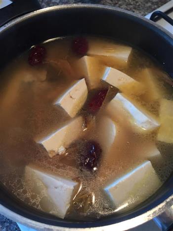 黄花菜豆腐鱼汤怎么做，黄花菜豆腐鱼汤怎么做好吃，黄花菜豆腐鱼汤做法