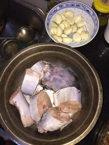 大蒜炖鮰鱼怎么做，大蒜炖鮰鱼怎么做好吃，大蒜炖鮰鱼做法