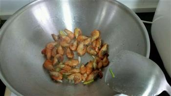 韭菜花炒河虾怎么做，韭菜花炒河虾怎么做好吃，韭菜花炒河虾做法