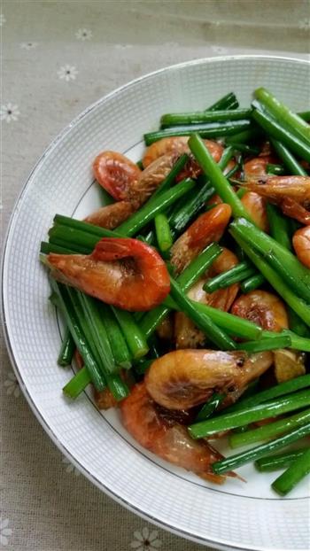 韭菜花炒河虾怎么做，韭菜花炒河虾怎么做好吃，韭菜花炒河虾做法