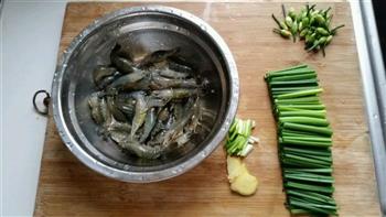 韭菜花炒河虾怎么做，韭菜花炒河虾怎么做好吃，韭菜花炒河虾做法