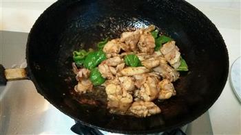 青椒炒牛蛙怎么做，青椒炒牛蛙怎么做好吃，青椒炒牛蛙做法