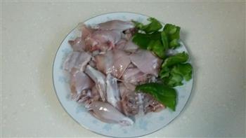 青椒炒牛蛙怎么做，青椒炒牛蛙怎么做好吃，青椒炒牛蛙做法