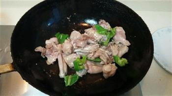 青椒炒牛蛙怎么做，青椒炒牛蛙怎么做好吃，青椒炒牛蛙做法