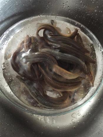番茄汁椒炒小泥鳅怎么做，番茄汁椒炒小泥鳅怎么做好吃，番茄汁椒炒小泥鳅做法