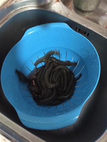 番茄汁椒炒小泥鳅怎么做，番茄汁椒炒小泥鳅怎么做好吃，番茄汁椒炒小泥鳅做法