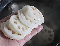 排骨莲藕山药汤怎么做，排骨莲藕山药汤怎么做好吃，排骨莲藕山药汤做法