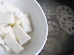 排骨莲藕山药汤怎么做，排骨莲藕山药汤怎么做好吃，排骨莲藕山药汤做法