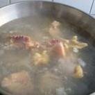 蘑菇鸡腿鲜汤怎么做，蘑菇鸡腿鲜汤怎么做好吃，蘑菇鸡腿鲜汤做法