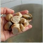 蘑菇鸡腿鲜汤怎么做，蘑菇鸡腿鲜汤怎么做好吃，蘑菇鸡腿鲜汤做法