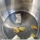 蘑菇鸡腿鲜汤怎么做，蘑菇鸡腿鲜汤怎么做好吃，蘑菇鸡腿鲜汤做法