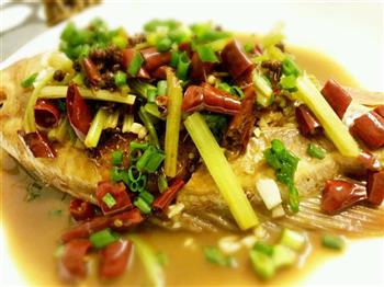 麻辣芹菜烧红腊怎么做，麻辣芹菜烧红腊怎么做好吃，麻辣芹菜烧红腊做法