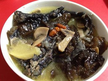 蘑菇木耳乌骨鸡汤怎么做，蘑菇木耳乌骨鸡汤怎么做好吃，蘑菇木耳乌骨鸡汤做法