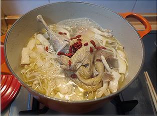 菌菇炖鸡汤怎么做，菌菇炖鸡汤怎么做好吃，菌菇炖鸡汤做法